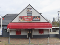 902159 Gezicht op de voorgevel van Café De Don (Meerndijk 18) te De Meern (gemeente Utrecht), met o.a. een grote banner ...
